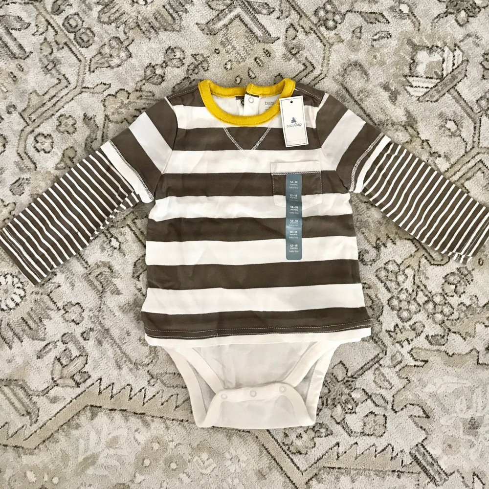 🆕 NWT gap long sleeve onesie